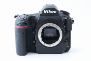 Nikonの一眼レフカメラの正面からの画像 バイカメ 大阪