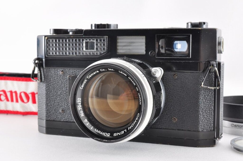 Canon 7 レンジファインダーカメラと50mm f/1.4レンズ装着の正面写真