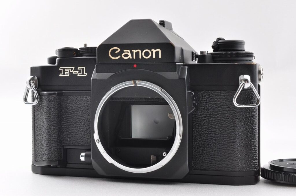Canon F-1 ブラックボディ フィルム一眼レフカメラの正面写真