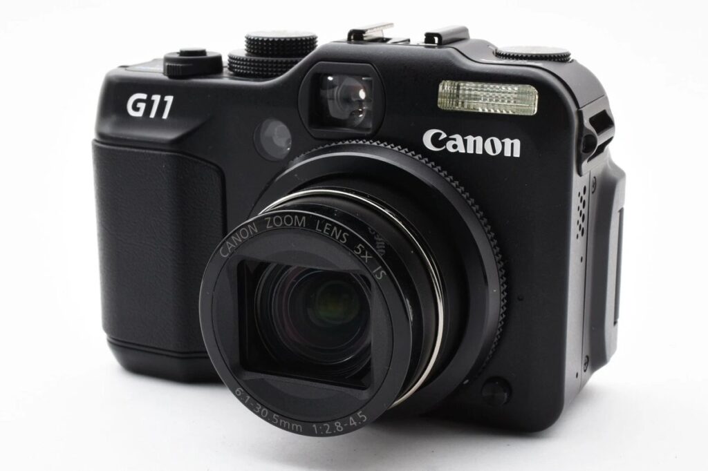 Canon PowerShot G11 コンパクトデジタルカメラの斜め前からの画像