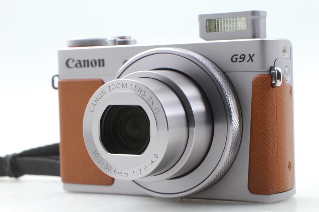 Canon PowerShot G9 X シルバーとブラウンのコンパクトデジタルカメラ 斜め前からの画像