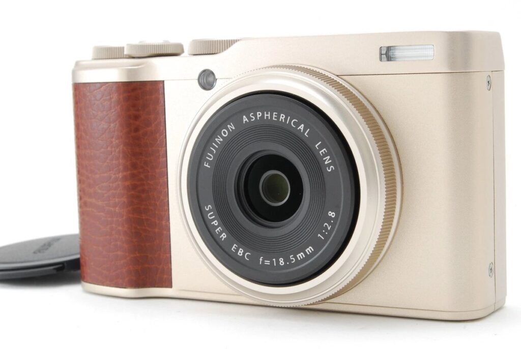 FUJIFILM XF10 ゴールドブラウン コンパクトデジタルカメラの正面画像 18.5mm F2.8レンズ搭載