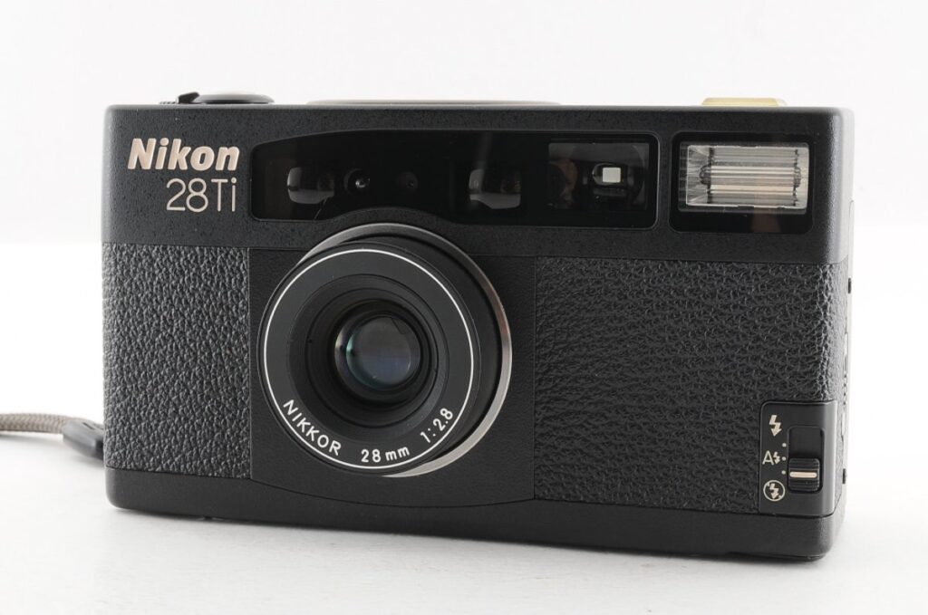 Nikon 28Ti チタン外装の高級コンパクトフィルムカメラ 正面写真