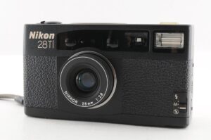 Nikonの高級コンパクトフィルムカメラ Nikon 28Tiの正面画像