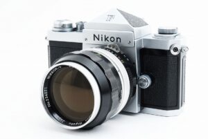 Nikon F一眼レフカメラとNIKKOR-P 105mm f/2.5レンズのヴィンテージモデル正面写真