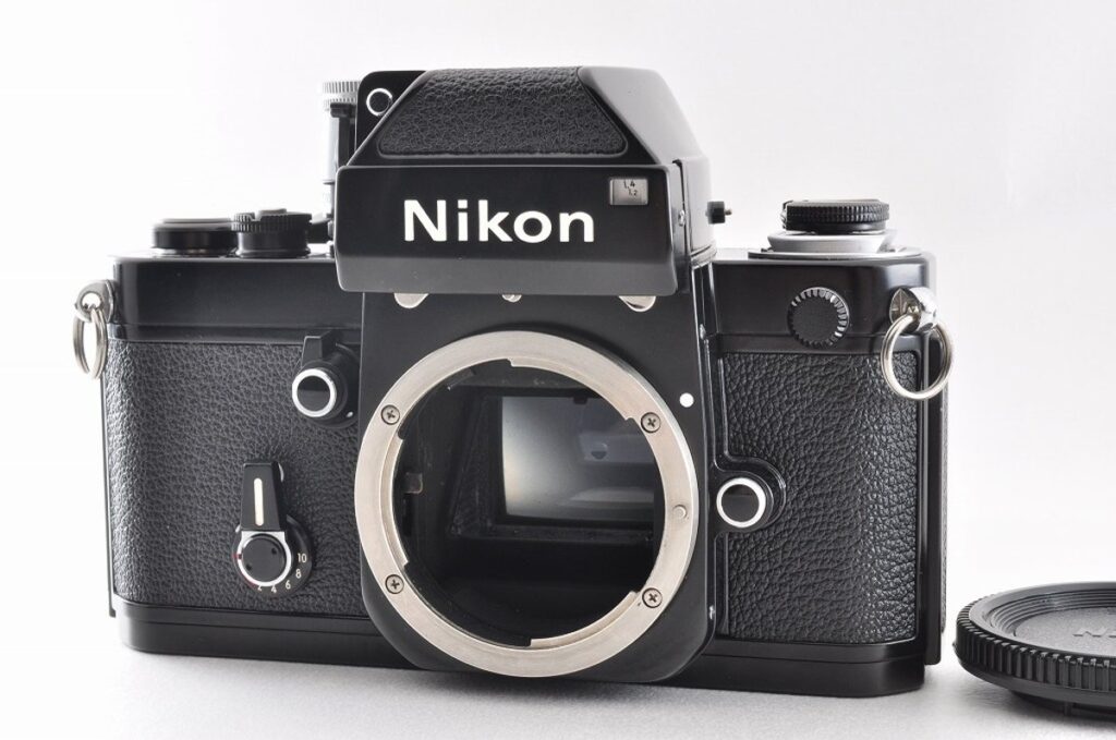 Nikon F2フォトミック ブラックボディのフィルム一眼レフカメラ 正面写真
