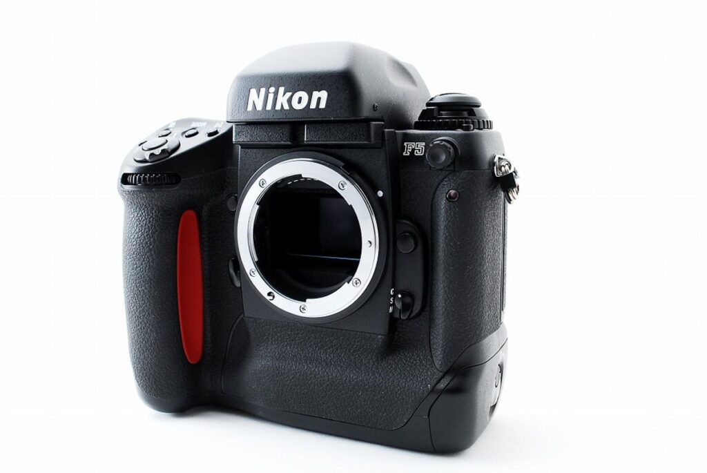 Nikon F5 プロフェッショナルフィルム一眼レフカメラ ボディの斜め前方写真