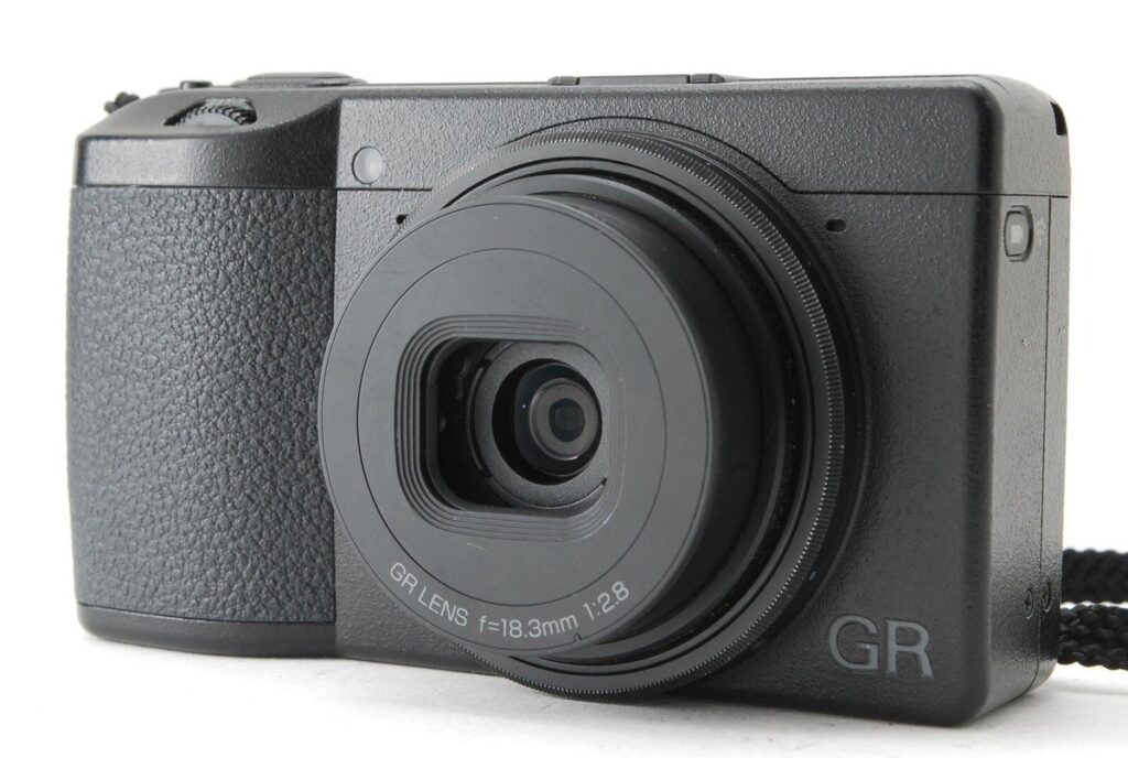 RICOH GR III APS-Cコンパクトデジタルカメラの斜め前からの画像
