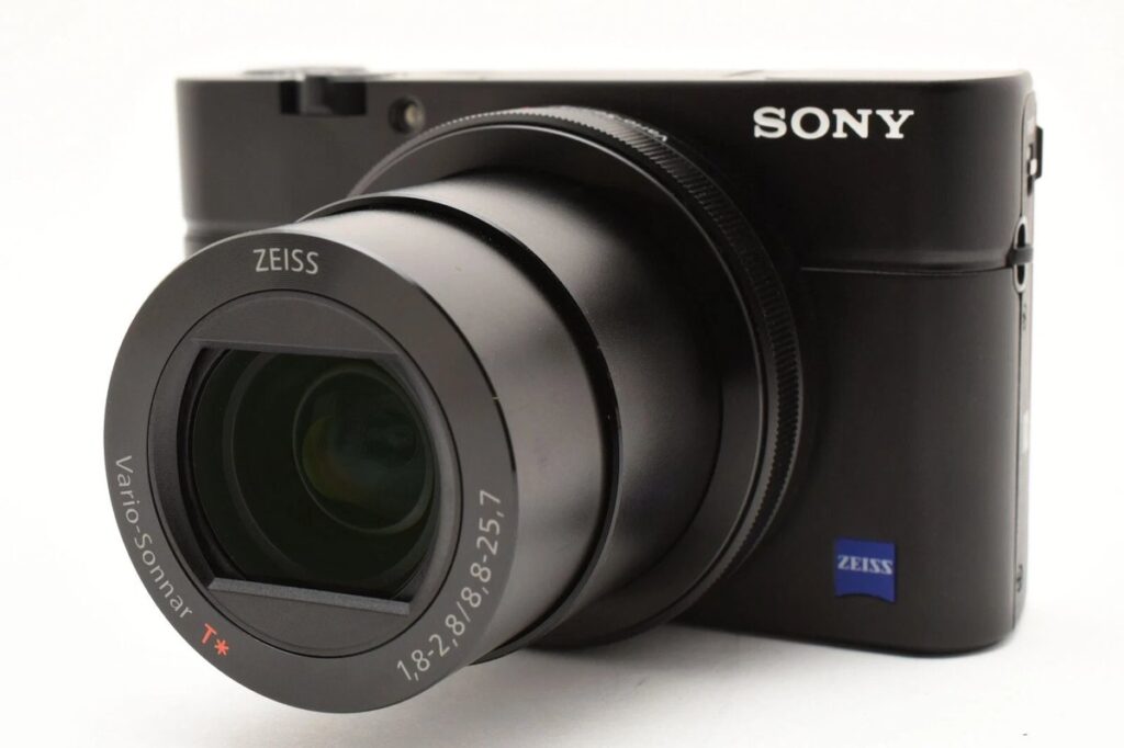SONY Cyber-shot DSC-RX100M3 コンパクトデジタルカメラの正面画像 ZEISSレンズ搭載モデル