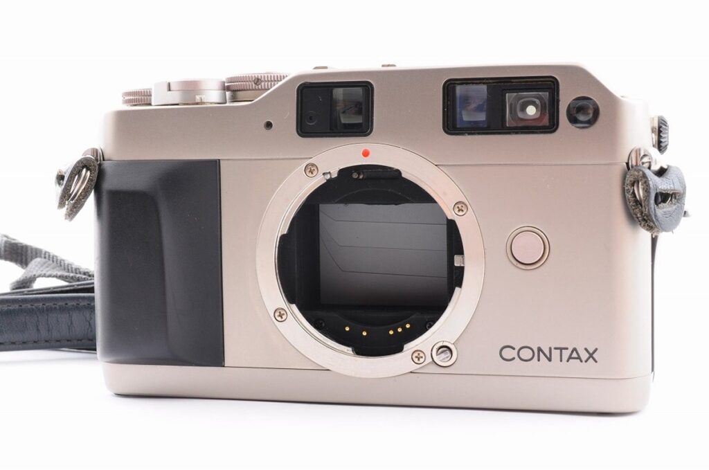 CONTAX G1 チタン仕上げのレンジファインダーカメラ 正面写真（ボディ単体）