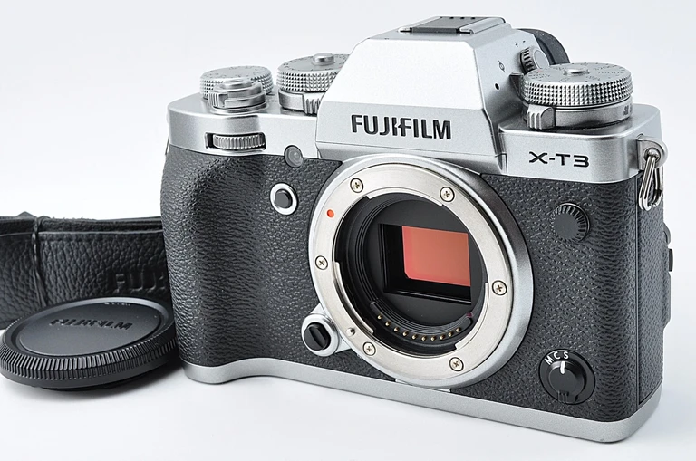 FUJIFILM X-T3のミラーレスカメラ本体。高画質・高速AF性能を誇るAPS-Cセンサー搭載モデル。