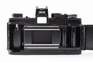 裏蓋を開けた35mmフィルムカメラの内部構造とフィルム室の様子