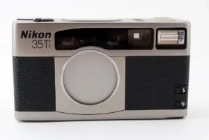 Nikon 35Ti 高級コンパクトフィルムカメラ チタン外装とアナログメーターを備えた名機