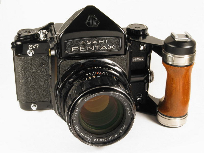PENTAX 6×7 中判フィルムカメラに標準レンズと木製グリップを装着した外観