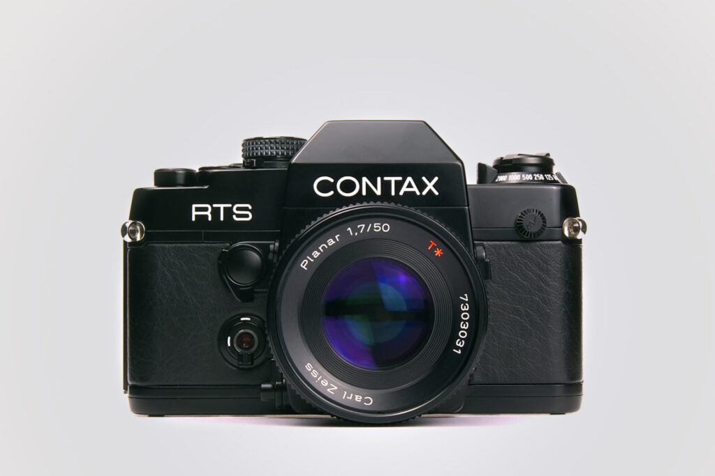 CONTAX RTS II フィルム一眼レフにCarl Zeiss Planar 50mm F1.7を装着した外観