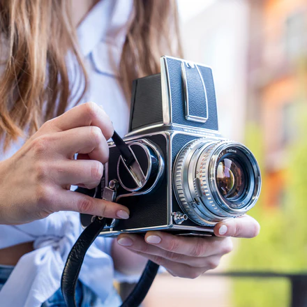 Hasselblad 500CM 中判フィルムカメラを手持ちで撮影したライフスタイル写真