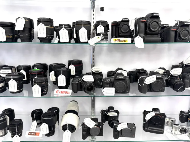 中古カメラ店の店頭に並ぶカメラボディと交換レンズ 在庫棚の様子