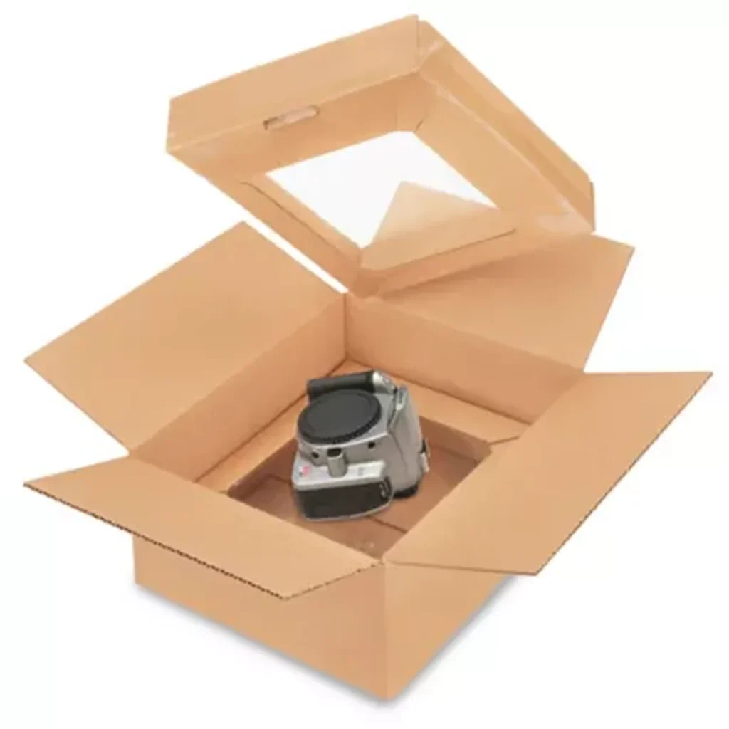 カメラをダンボールで安全に梱包して発送する宅配買取のイメージ