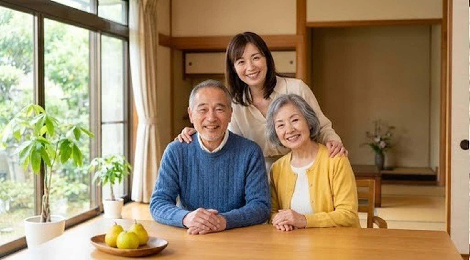 和室で笑顔のシニア夫婦と家族の写真｜終活・生前整理・遺品整理のイメージ