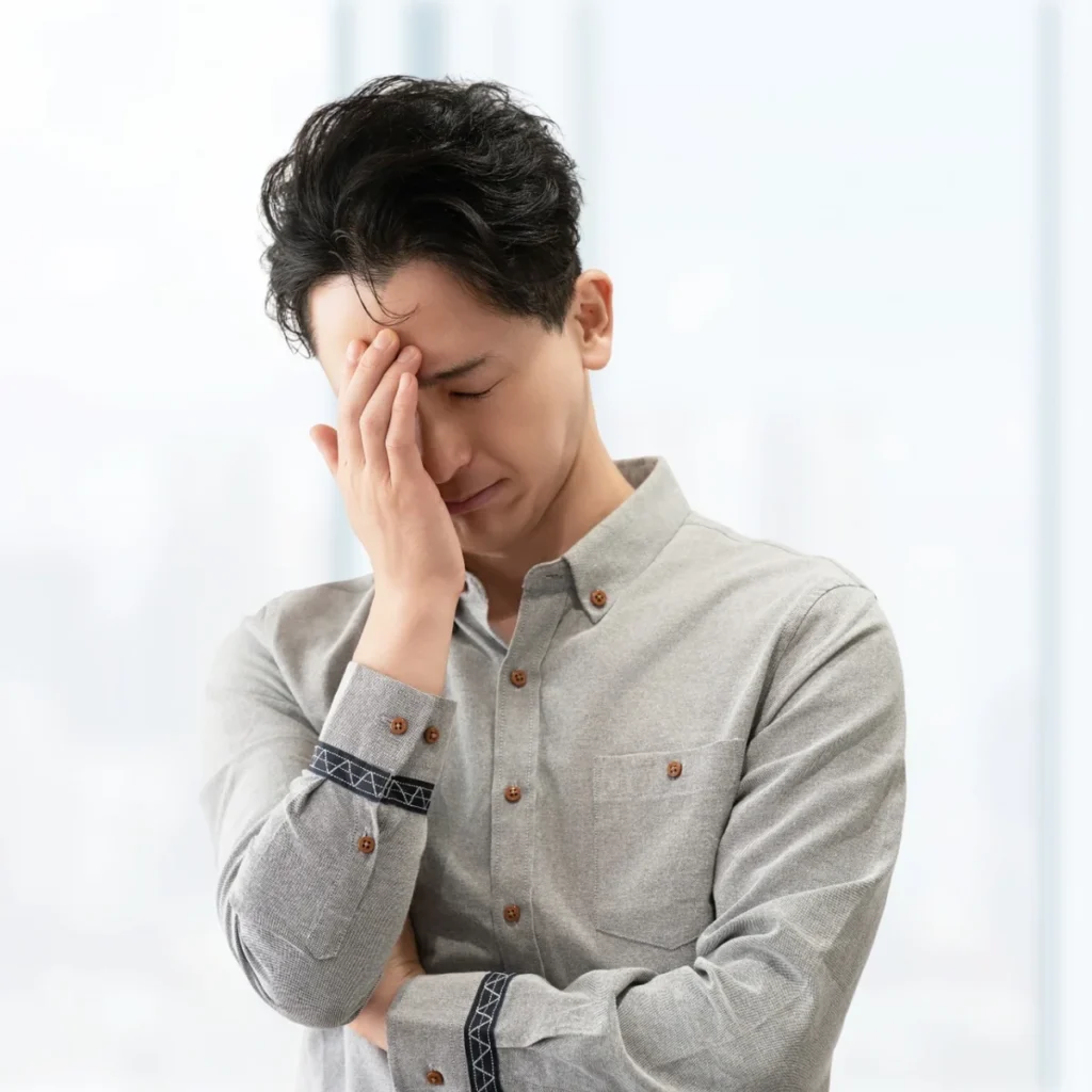 キタムラでカメラの査定額を見て悩んでいる男性の画像