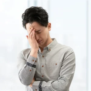 カメラのキタムラで査定額が想像以上に低く、カメラ買取で落ち込んでいる男性の様子