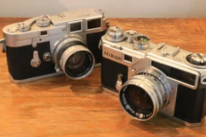 ライカとニコンのレンジファインダーフィルムカメラを並べて撮影した写真
