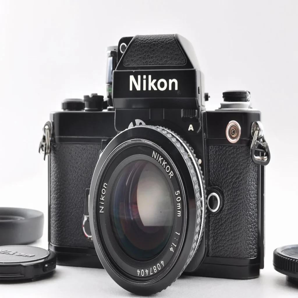 Nikon F2 フォトミックA ブラックボディにNIKKOR 50mm標準レンズを装着したオールド一眼レフカメラ
