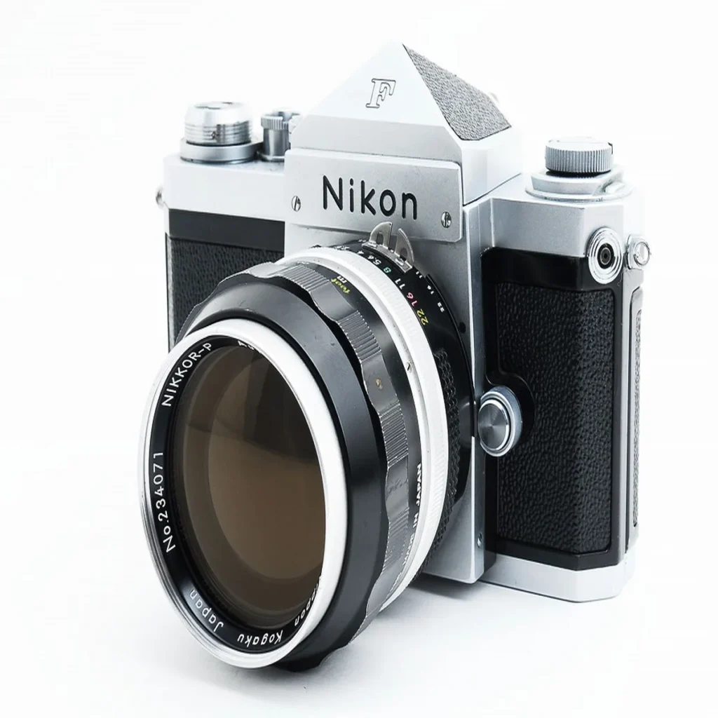 Nikon F クロームボディにNIKKOR-P 50mmレンズを装着したクラシック一眼レフ