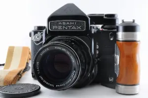 ASAHI Pentax 6×7 木製グリップ付き中判フィルムカメラの正面画像|大阪で高価買取される人気モデル