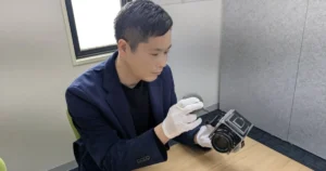 カメラ査定の様子|中古カメラ・レンズの買取検品イメージ