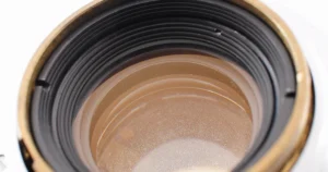 レンズ内部のクモリ発生状態のクローズアップ|中古カメラレンズ査定イメージ